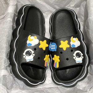 Tofflor Cartoon Cute Astronaut Womens New Mens Outdoor Beach Flip-Flops Home Thick Bottom Non-Slip Eva Flat Hushållsskor H240328LJZ3