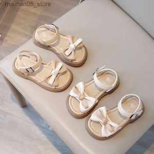 Sandaler Little Girl Sandals Korean Style Summer Childrens Sandaler Fashion Childrens Sandaler Princess Bow Back Beach Flat Shoes Open and Stängd utgåva Q240328