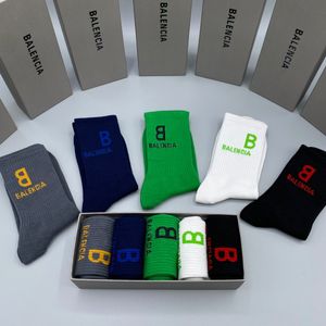 2024 Venda meias esportivas casal tubesocks designer meias mens meias personalidade feminina design professor escola estilo misturado cor cidade meias para homem e mulher