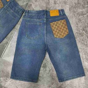 Męski projektant dżinsów Summer Nowe dżinsowe spodenki dla męskich pentagonalnych spodni, modna marka z lekko szerokim drukiem, koreańska wersja elastyczna dziura w środkowych spodniach Qtvd