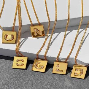 Deli Chains Halskette aus 14-karätigem Gold für Damen, Celi Saijia, Diamant, 26 Buchstaben, Damen-Gleichgültigkeit, quadratischer Anhänger, Schlüsselbeinkette, Cel269f