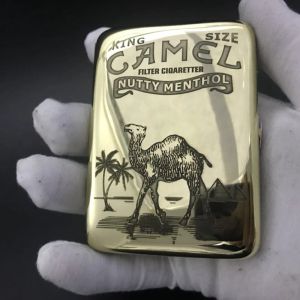 Álbums Retro Brass esculpida em cigarro de metal segurando 16 palitos