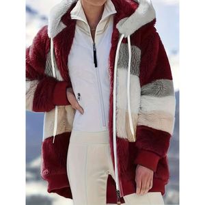 Cappotto da donna con cappuccio sfocato a blocchi di colore: calore invernale e stile casual