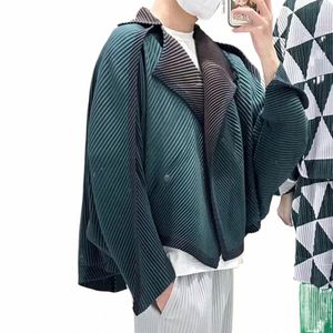 Yudx Miyake veckade Autumn New Men's Trench Coat Original Designer Hip Hop Colored Vertical Stripe Short Jacket Top Q5pv#