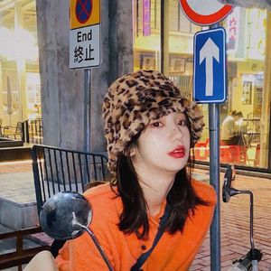 Koreańska wersja Kobiety w jesiennej zimie, słodka urocza opakowanie lufy futra z lampartem Plush Fisherman dla ciepła i zagęszczony trend czapki z basenu