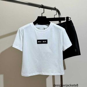 Tasarımcı Nanyou Kadınlar 24SS Yeni Mm Ailesi İnci İşlemeli Mektup Kısa T-Shirt Kadın Yuvarlak Boyun Kısa Krop Üst SC0W