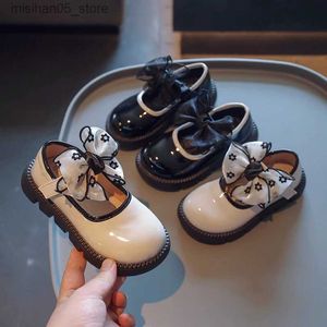 Sandálias infantis plataforma macia almofada preta laço de couro elegante bebê menina sapatos baixos para crianças pequenas elegantes durante todo o ano 26-36 crianças Q240328