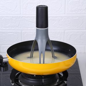 Badkök automatiskt PAN Stirrer Cream Triangle Airitator Egg Beater Sauces Soup Food Mixer Cooking Baking Gadgets Milk Whisk Stick