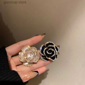 Charm Camellia Brooch Fashion Luxury Rhinestone Imitation Pearl Pin For Women Fashion Clothes Corsage Jewelry Accessories Wholesale Y240328