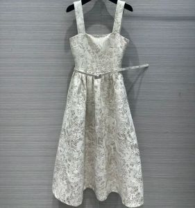 Hochwertiges Kleid mit Blumendruck für den frühen Frühling 2024, modisches, elegantes, mittellanges, hoch tailliertes und tailliertes, flauschiges Strapskleid