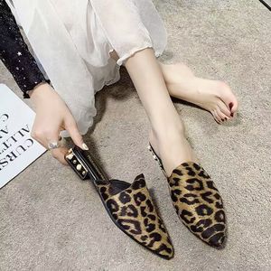 Moda pontudo chinelos planos 2024 verão personalidade bela impressão de leopardo sandálias planas ao ar livre compras luz casual