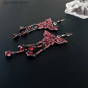 Charm Intarsien Strass Schmetterling Ohrringe für Frauen High Sense Mode Lange Tropfen Quaste Ohrringe Persönlichkeit Rose Rot Schmuck Y240328