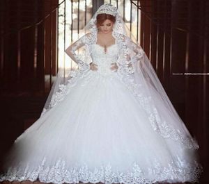 Luxury White Tulle Ball Gown Wedding Dresses With Illusion långa ärmar från axelspetsapplikationer Tåg brudklänningar Vestidos de8845188