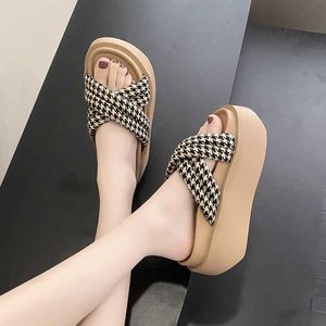 Slippers Thick Sole Womens Outwear Summer Shoes New Cross Belt Mixed Color Casual 8cm High Heel Flip Flops H2403280QFL