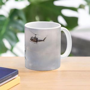 Canecas Bell UH-1 Iroquois Helicopters - (Um par de Hueys) Caneca de café Copos de cerveja Grande estética de vidro