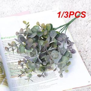 装飾的な花1/3pcs人工プラスチック植物は庭の花瓶のために緑のユーカリの枝を去ります。