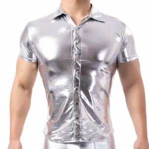 男性の光沢のあるシャツウェットルックパテントレザー短袖ターンダウンセクシーなTシャツバットTシャツ