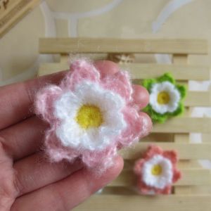 編み40pcs/lot 5cm diy yarnフラワークロスペースト手作りのかぎ針編みアップリケパッチワークニードルワーク縫製アクセサリー139