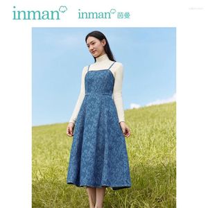 Casual Dresses Inman Women Suspenderad klänning 2024 Höst ärmlös A-formad vintage blommig tryck Justerbar axelband Fashion Long kjol