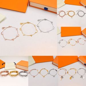 Классические браслеты с подвесками, дизайнерский браслет из 18-каратного золота, нержавеющая сталь, подвески с цветами и буквами, подарок для влюбленных, браслет-цепочка-манжета, женские модные украшения, высокое качество