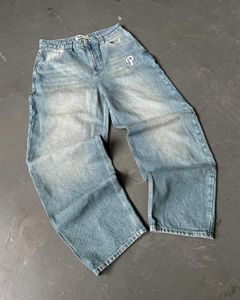 Mäns jeans gata kläder skyddande jeans y2k herrbyxor harajuku hip-hop brev broderi retro blå ficka jeans hög midja bred benbyxor j240328