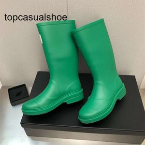 Chanells C Pair UPS Paris Long 1 Botas de Chuva Rev Borracha Pvc Rainboots Mulheres Juventude Plataforma Bootie Aparência ao ar livre relógio estourado a parte superior do pé é macia e fina Sapatos de água