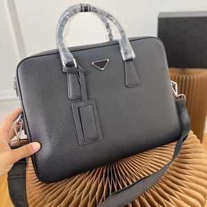 Designers Luxurys Men portföljfyllda Fast Color Letters Leather Man Handbag Temperament Business Briefscase Hundrat populära Single SHO343X