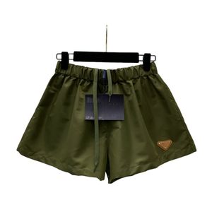 Kvinnors designer shorts med elastisk band metall triangel logotyp casual byxor breda ben shorts