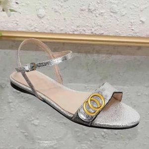 Designer sandaler kvinnor sandal mode läder platt ny stil sko botten strand bälte spänne metall gummi solig strand avslappnad skor sommar sommar med storlek 35-43