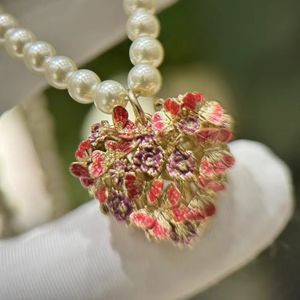 2024 Nuovo design alla moda Collana di perle placcato oro Fiore Farfalla Cuore Collane con ciondolo Catena per ragazze Donne Collane di lusso per le donne Gioielli per feste di nozze