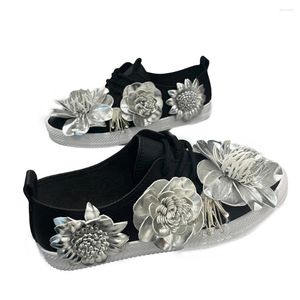 Scarpe casual da donna molto morbide taglie forti cucite a mano fiore argento nero PU impermeabile piatta testa larga comoda scarpa da donna da passeggio
