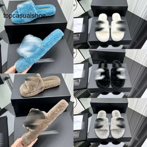 Chanelllies Slippers de inverno acolchoados canalizações internas canalizações de sandália Falas falsas plataformas fofas e macias apartamentos de mulas intertravam C Sapatos bordados não deslizantes Desi