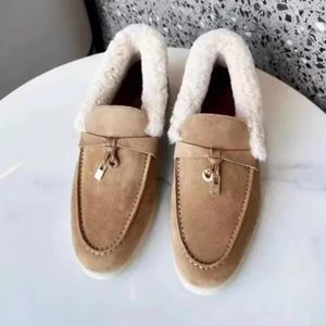 Casual skor varma bekväma kvinnors loafers design svart mocka läder päls toppkvalitet spännen slip-on walk ull män mulor