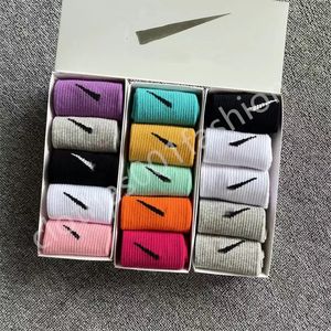 Meias designer meia para homens meias esportivas chaussette socken clássico meia branca respirável algodão futebol basquete esportes meia cor sólida 5 pares uma caixa 100% algodão