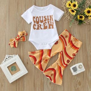 Conjuntos de roupas infantis meninas 3pcs roupas de manga curta carta macacão bodysuit estampas florais bell bottoms calças bandana roupas de verão