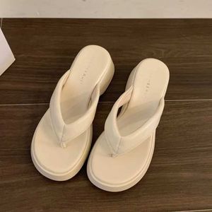 Chinelos plataforma flip flops feminino verão fora wear 2023 novas cunhas casual praia slides sapatos saltos grossos h240328lbc3