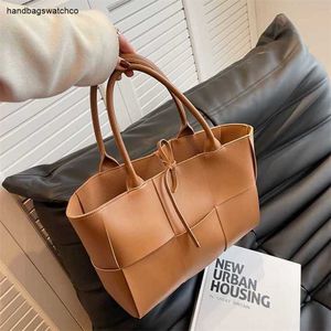 Bottegvenetas Arco Tote Bag Early Spring New Woven Womens Mother One Shoulder Handbag Two Piece Shopping Large Capacity Concave Shaped