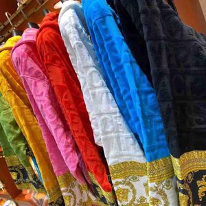 Versase Robe Mens Bathrobe Designers Baroque Fashion Pajamas Letter Jacquard Printing Barocco Print Sleeves Shawl Collarポケットベルト100％350