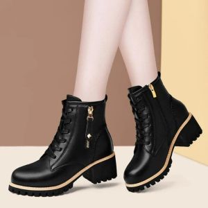 Stiefel neue Frauenschuhe mit Fersenstiefeln Knöchel Trend Herbst Britische Lederdicke Dicke Fell Damen Short Stiefel Winterschuhschuhe