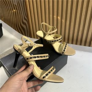 2024 여자 펌프 하이힐 샌들 유명한 금속 체인 가죽 디자이너 패션 슬링 백 발 뒤꿈치 힐 싱글 신발 큰 크기