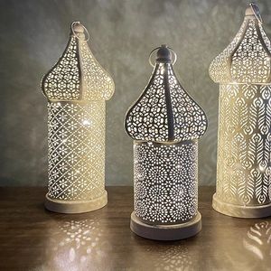 Christmas Ramadan Moroccan Retro Hollow Led Wind Lamp Iron Lantern el Home Bedroom Living Room Atmosphere Decorative Lamp 240323