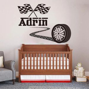 Adesivos personalizados com nome do menino, pneu de carro de corrida, bandeiras quadriculadas, adesivo de parede, roda f1, decalques de vinil, decoração de casa, quarto de menino, mural 4532