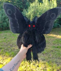 Fyllda plyschleksaker Gothic Mothman Plushie letar efter ett kärlek och magiskt hem Unikt och Novel Black Moth Soft Toy Cute QW Q0721360200