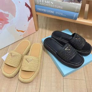 Designer sandaler berömda kvinnor virka flatform glider sandal plattform klackar skjutreglage chunky stickade skjutreglage sandles sommar flip flops tofflor skor