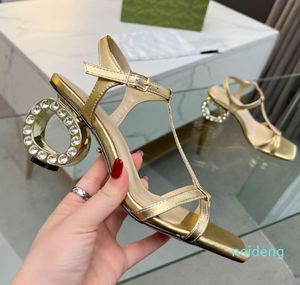 Designer - Verão Mulheres Moda Sandálias Confortáveis ​​e Bonitos Trabalho De Cristal De Salto Alto Modelo De Férias Sapatos De Casamento