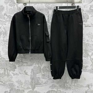 Kvinnors tvådelade byxor Designer Brand tidigt på våren Ny Nanyou Pra Daily Pending Pocket Triangle Standing Neck Jacket med jogging för kvinnor 8cvh