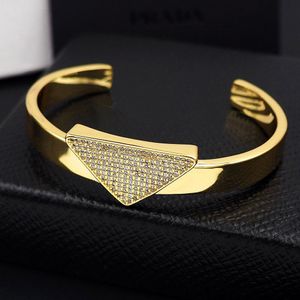 Gioielli in acciaio al titanio Lettera triangolo in metallo braccialetti con diamanti pieni di diamanti coppia classici braccialetti a triangolo braccialetti per donna uomo gioielli femminili