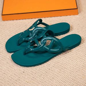 Designer tofflor 2024 Ny gris näsa gelé PVC plastklämma på sillben sandaler för fritid och semester strandkvinnor