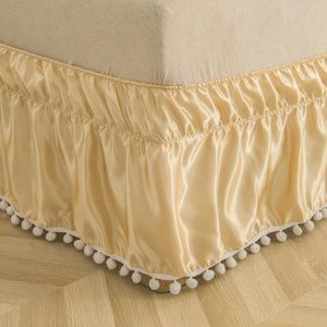 Комплекты постельного белья Золотая атласная юбка-кровать Роскошные шелковые помпоны Сплошной цвет с шариковой бахромой Прямая поставка