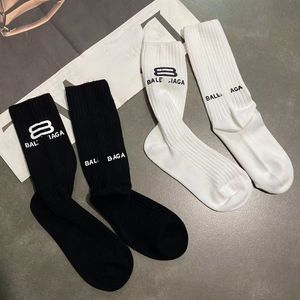 Frühlings Sommer -Frauensocken modische Vorder- und Rückbuchstaben mit mittleren Länge Socken Schwarz -Weiß -Socken gedruckt